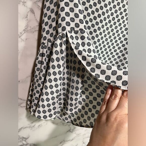 Vince Camuto Bell Sleeve Blouse Size XS - Picture 2 of 7